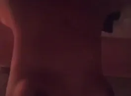 अपने बॉयफ्रेंड के दोस्त के सामने होठों को दिखाती भारतीय लड़की की वीडियो